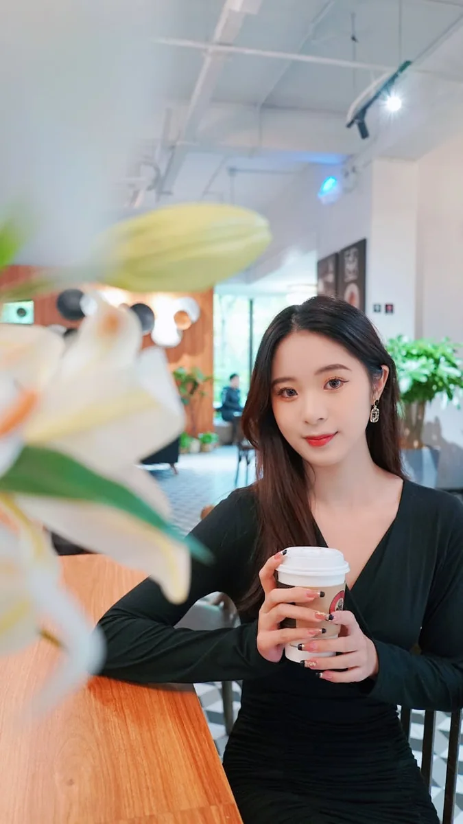 舆论趋势变化折线图，展示讨论热度与情感走向